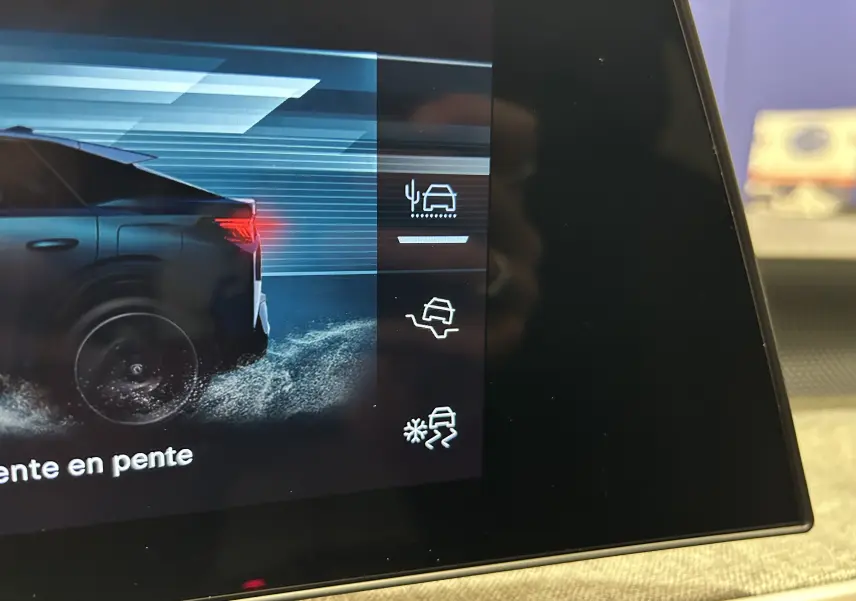 Affichage intérieur du tableau de bord montrant un SUV Peugeot 3008 blanc en vue arrière gauche avec effets d'eau et icônes d'assistance.