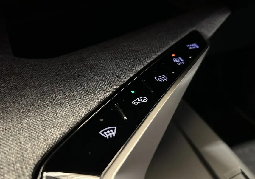 Détail des commandes tactiles sur la porte intérieure du Peugeot 3008 Hybrid blanc, avec éclairage LED des icônes.