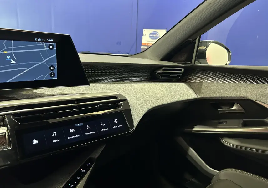 Intérieur côté passager du Peugeot 3008 Hybrid blanc, avec tableau de bord numérique et finition tissu gris clair.