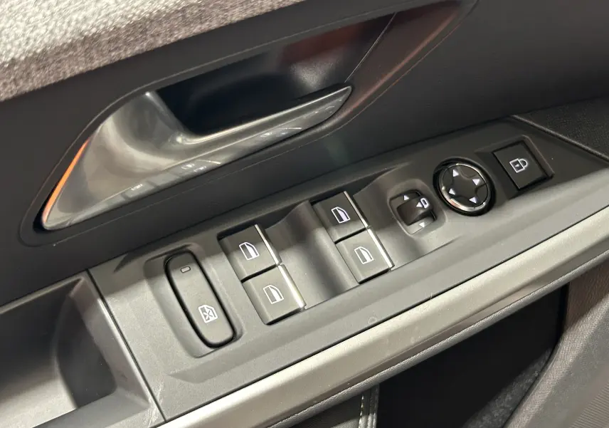 Gros plan sur la commande des vitres et rétroviseurs côté conducteur du Peugeot 3008 blanc Okenite, finition GT.