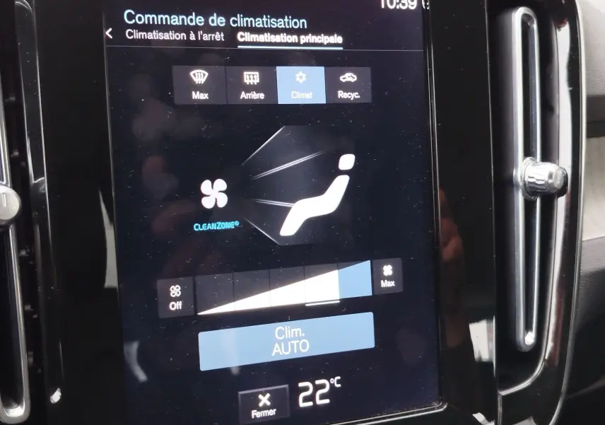Écran tactile de commande de climatisation du Volvo XC40 beige, affichant le réglage automatique à 22°C.