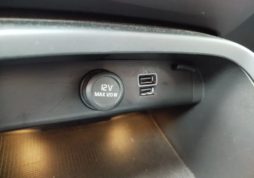 Détail de la prise 12V et des deux ports USB dans l'habitacle du Volvo XC40 beige, version D3 AdBlue 2020.