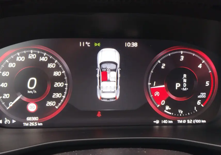 Tableau de bord numérique du Volvo XC40 beige 2020, affichant vitesse, régime moteur et vue intérieure du véhicule.