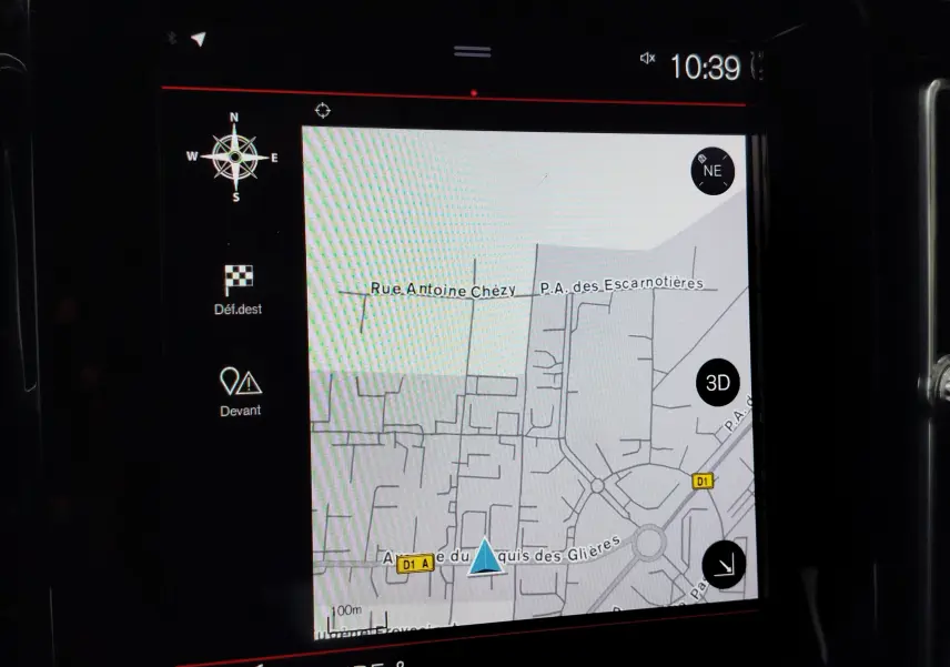 Écran de navigation GPS du Volvo XC40 beige 2020 affichant une carte en mode 3D avec boussole et options de destination.