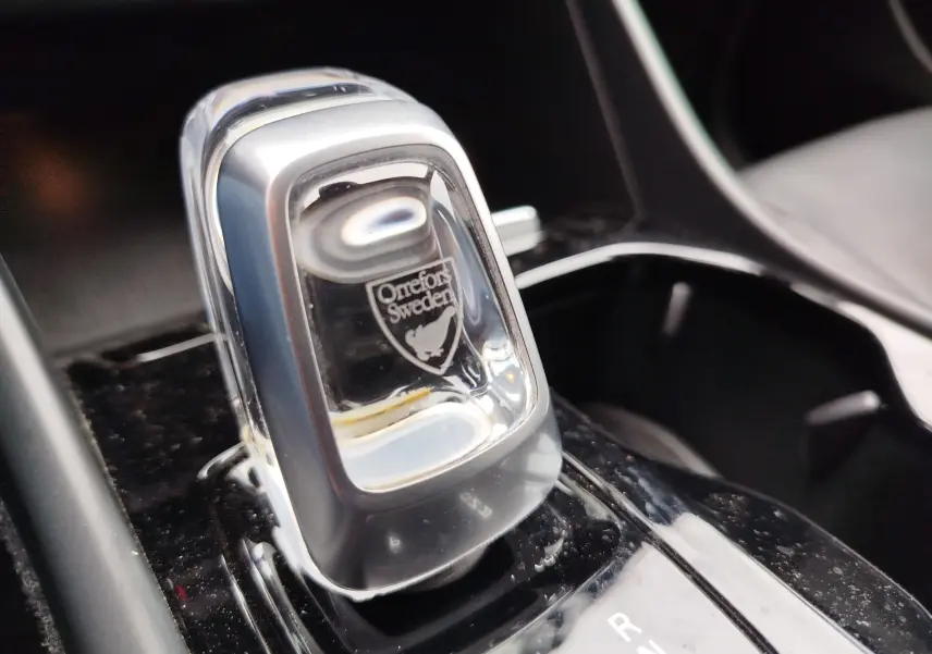 Gros plan sur le levier de vitesse automatique en cristal signé Orrefors Sweden dans un Volvo XC40 beige de 2020.