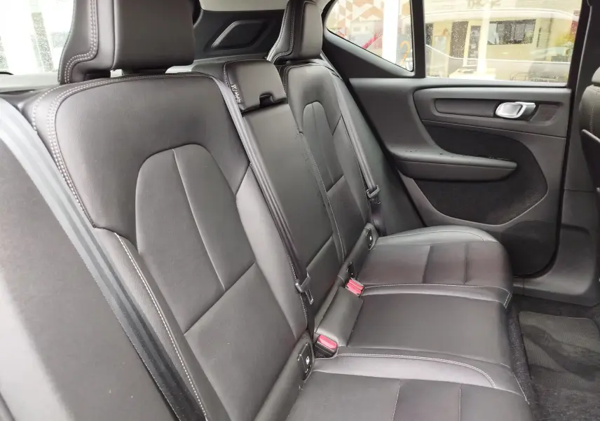 Vue intérieure côté droit des sièges arrière en cuir noir du Volvo XC40 beige, finition Inscription 2020.