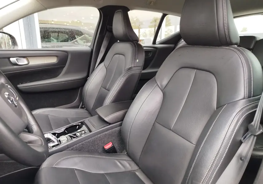 Vue intérieure côté conducteur du Volvo XC40 2020, sièges en cuir noir avec surpiqûres blanches et finition Inscription.