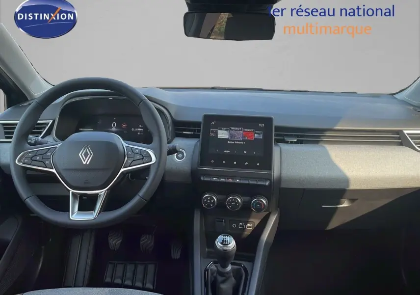 Vue intérieure du tableau de bord de la Renault Clio 1.5 DCI 100ch Evolution 2025 avec volant, écran tactile et levier de vitesse manuel.