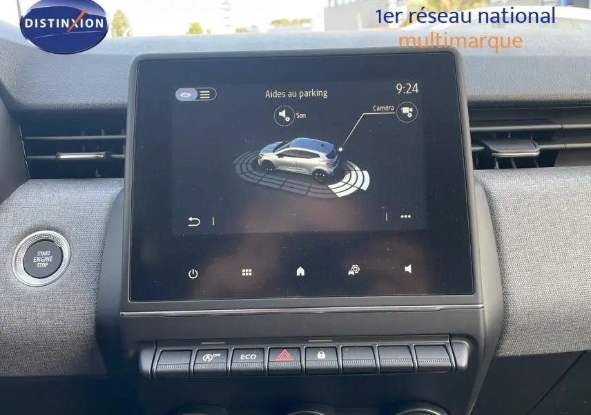 Écran tactile central de la Renault Clio 1.5 DCI 100ch Evolution affichant l'aide au parking, intérieur gris.