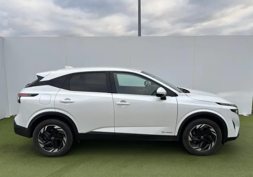 Vue profil droit du Nissan Qashqai III blanc nacré avec jantes alliage noires et toit contrasté noir.