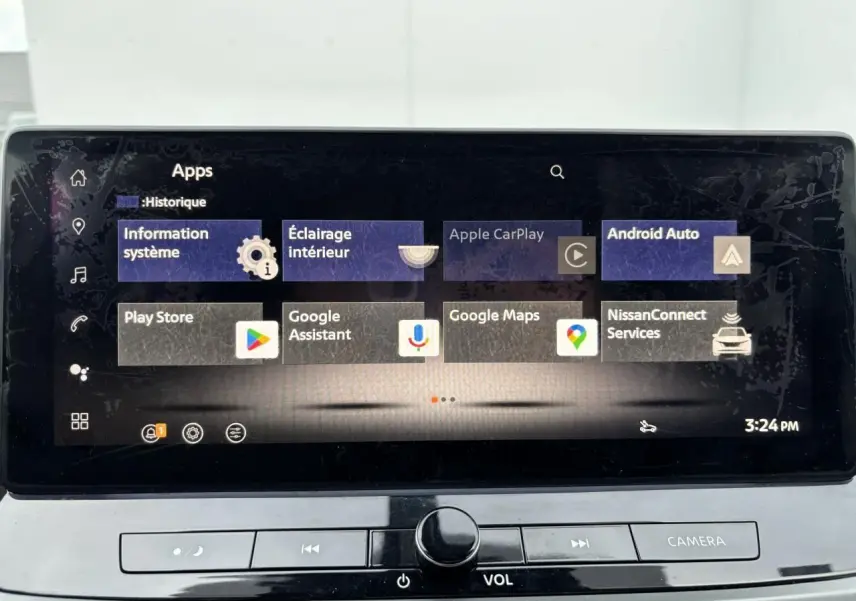 Écran tactile central du Nissan Qashqai blanc nacré, affichant les applications Apple CarPlay et Android Auto.