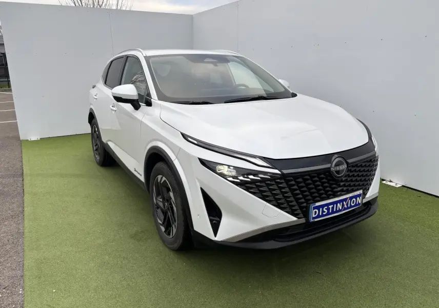 Nissan Qashqai III blanc nacré vu en 3/4 avant droit, avec calandre noire et jantes alliage 18 pouces.