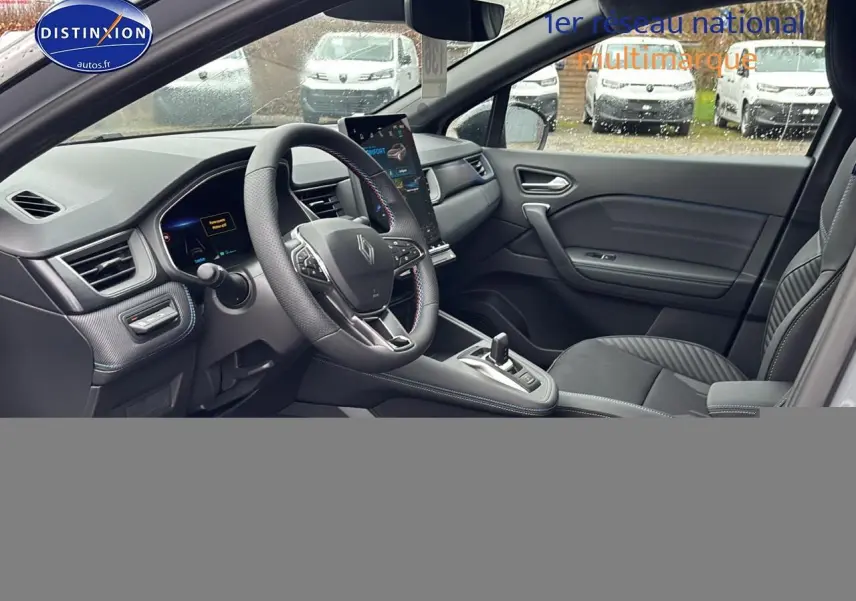 Intérieur avant droit du Renault Captur gris rafale, volant cuir multifonction et écran tactile vertical visible.