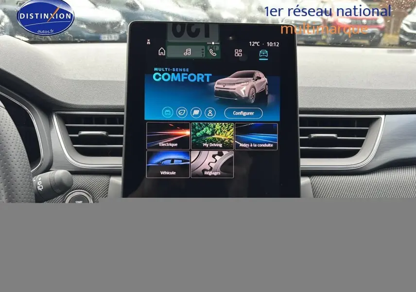 Vue intérieure centrée sur l'écran tactile multifonction du tableau de bord du Renault Captur gris rafale.