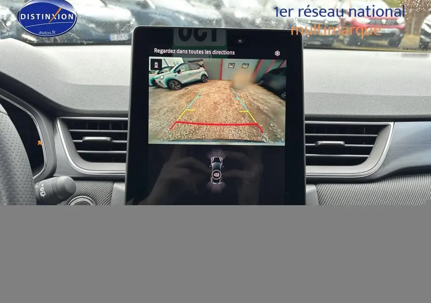 Vue intérieure du tableau de bord du Renault Captur 2025, écran tactile affichant la caméra de recul en marche.