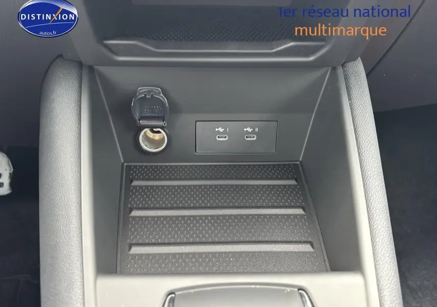 Gros plan sur la console centrale du Renault Captur 2025, montrant prises USB-C et prise 12V ouvertes.