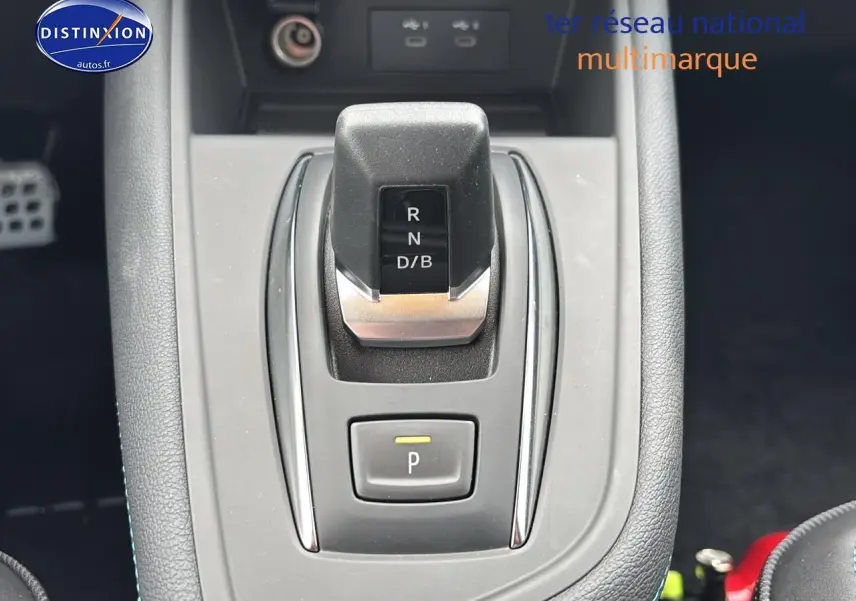 Le levier de vitesses automatique noir et chrome du Renault Captur 1.8 e-tech hybride, vue de dessus centrée.