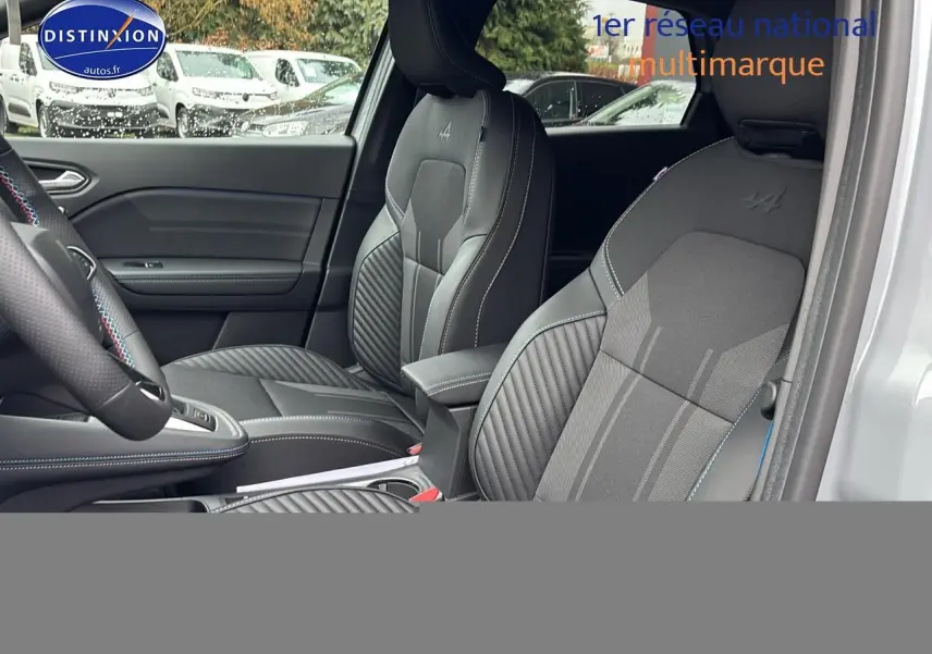 Vue intérieure côté conducteur du Renault Captur 1.8 e-tech gris rafale, sièges sport esprit Alpine avec surpiqûres bleues.