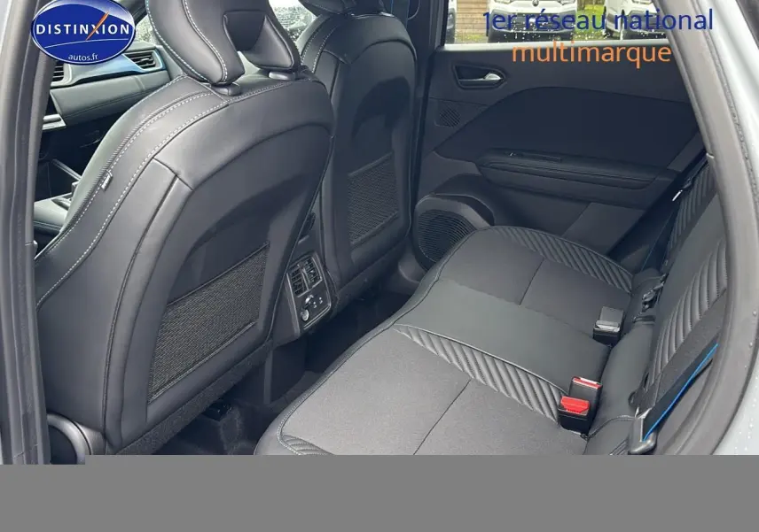 Vue intérieure arrière côté gauche du Renault Captur 2025 gris rafale, sièges noirs avec surpiqûres blanches.