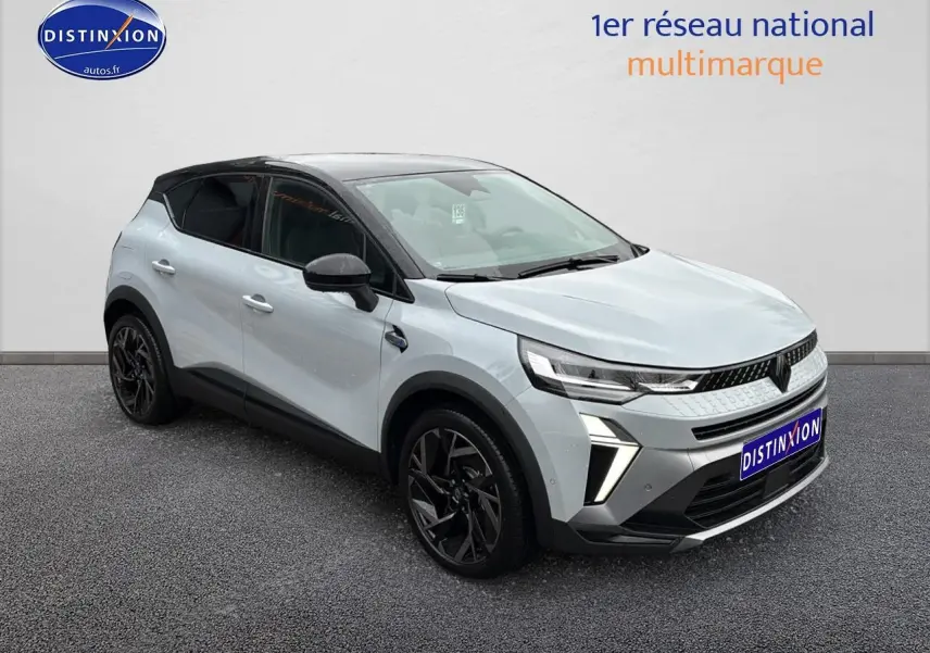Renault Captur 2025 gris rafale et noir, vue 3/4 avant droit avec jantes noires et toit noir contrasté.