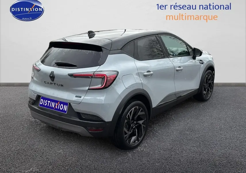 Vue 3/4 arrière droite du Renault Captur gris rafale avec toit noir et jantes noires sport esprit Alpine.