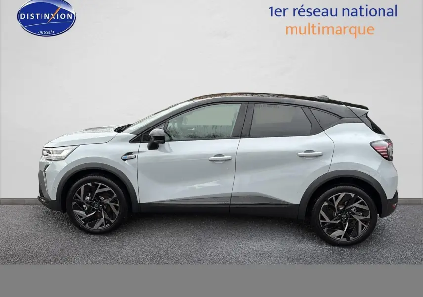 Profil droit du Renault Captur 2025 gris rafale avec toit noir et jantes alliage noires.