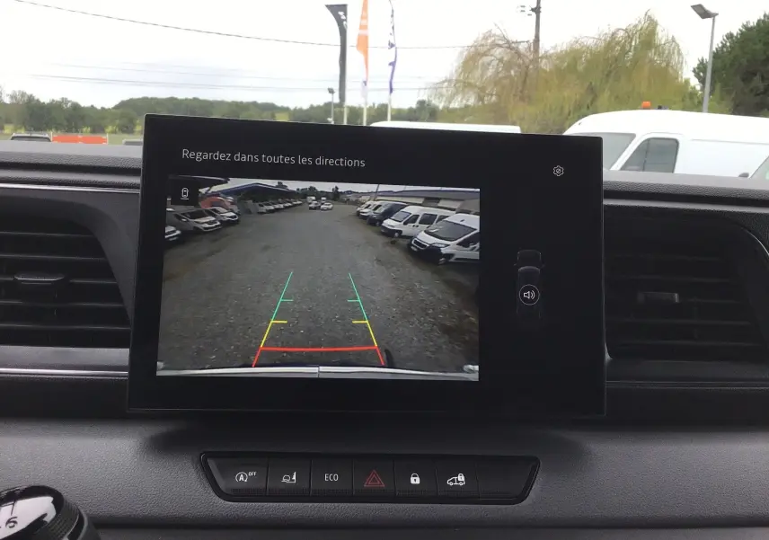 Écran multimédia du Renault Master blanc montrant la caméra de recul avec guidage coloré en intérieur cabine.