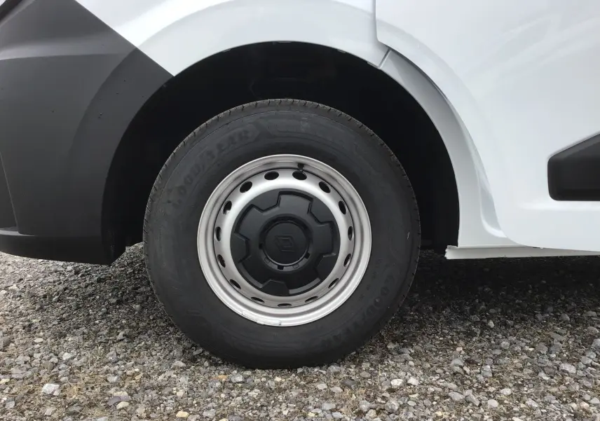 Gros plan sur la roue avant gauche du Renault Master blanc 2025, avec jante acier et logo Renault central.