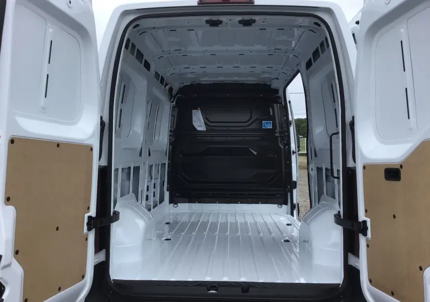 Vue arrière ouverte du Renault Master blanc L2H2 2025 montrant l'espace de chargement vide et les portes battantes ouvertes.