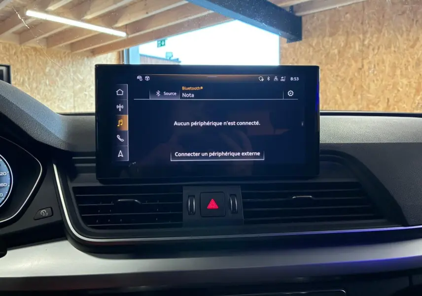 Écran central tactile de l'Audi Q5 2024 gris, affichant le menu Bluetooth sans périphérique connecté.