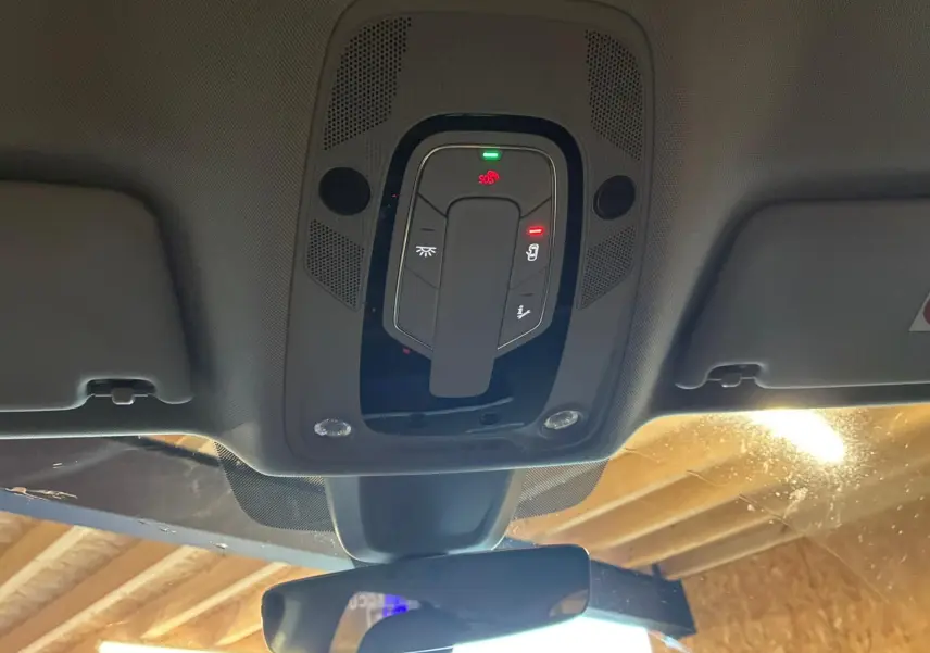 Vue intérieure du plafonnier et du rétroviseur intérieur d'un Audi Q5 2024 gris hybride rechargeable.