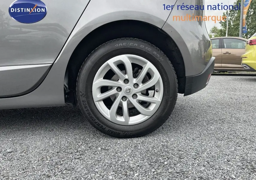 Gros plan sur la roue arrière droite gris métallisé d’un Renault Scénic III 1.2 TCe 115ch ENERGY ZEN de 2015.