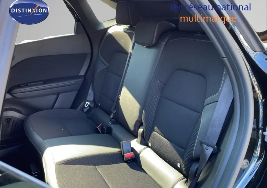 Vue intérieure montrant la banquette arrière côté droit du Renault SYMBIOZ noir étoile métal avec sièges tissu et ceinture grise.