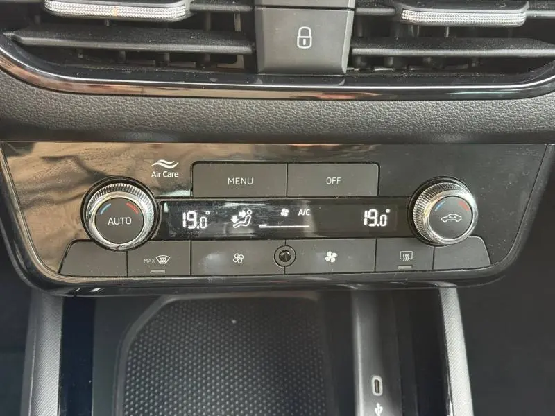 Vue rapprochée de la console centrale du Skoda Kamiq 2024, affichant la climatisation automatique à 19°C.