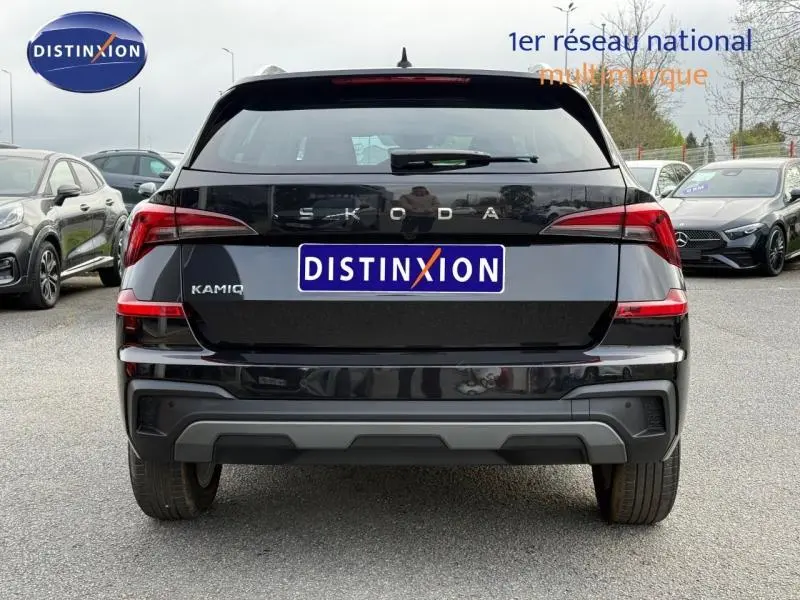 Vue arrière d'un Skoda Kamiq 2024 noir Magic nacré avec logo distinctif et feux arrière LED allongés.