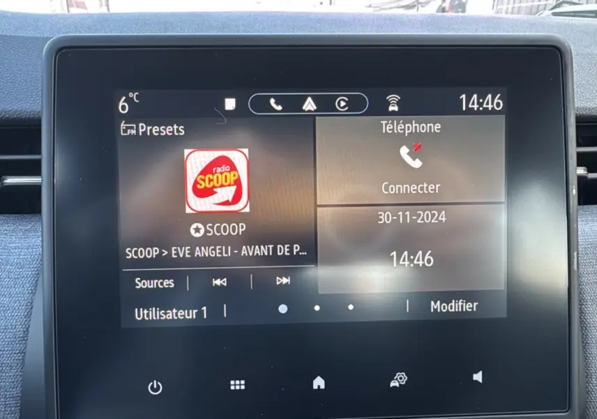 Écran tactile central de la Renault Clio 2025 affichant la radio SCOOP et la connexion téléphone.