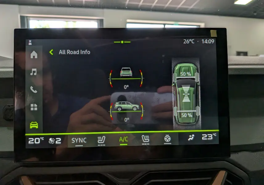 Écran tactile intérieur montrant l'interface 4x4 du Dacia Bigster Hybrid-G 150 avec répartition de couple à 50% sur chaque essieu.