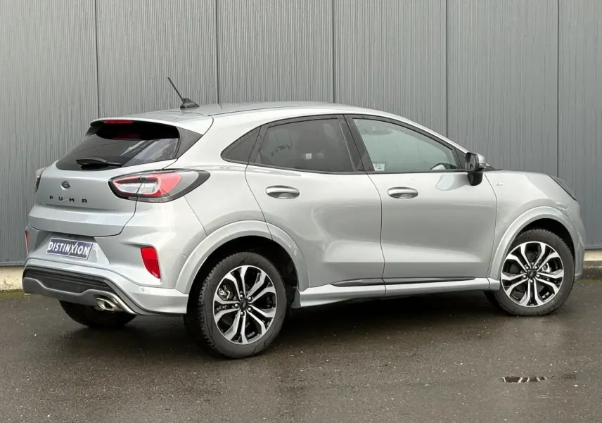 Vue 3/4 arrière droite du Ford Puma gris Solar avec jantes alliage 17 pouces et hayon électrique visible.