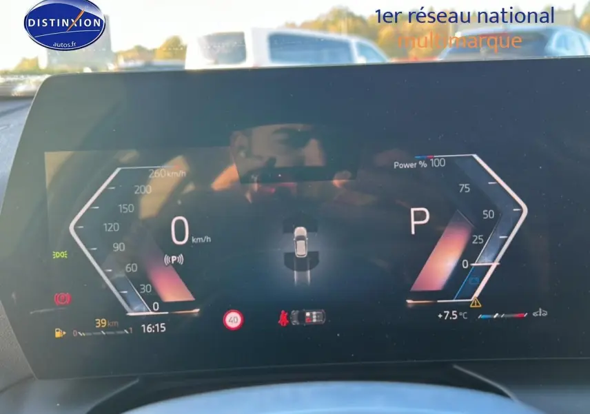 Tableau de bord numérique de BMW Série 1 blanc alpin, affichage digital avec vitesse et indicateurs, vue de face intérieure.