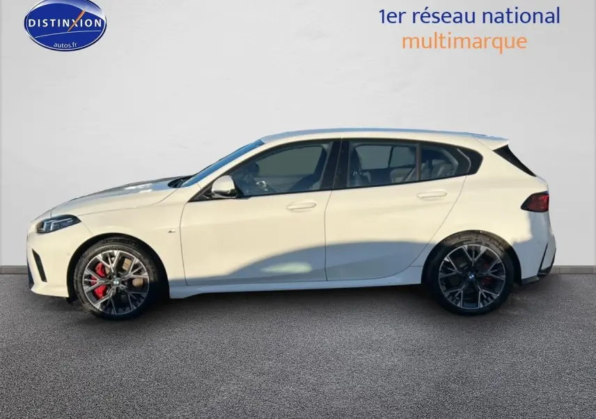 BMW Série 1 118da 2025 blanc alpin vue de profil côté gauche avec jantes 18 pouces bicolores et étriers rouges.