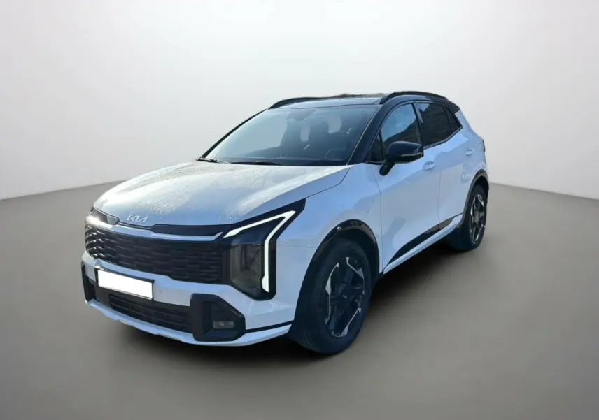 KIA Sportage 2026 blanc nacré toit noir en 3/4 avant droit avec phares LED distinctifs et jantes alu.