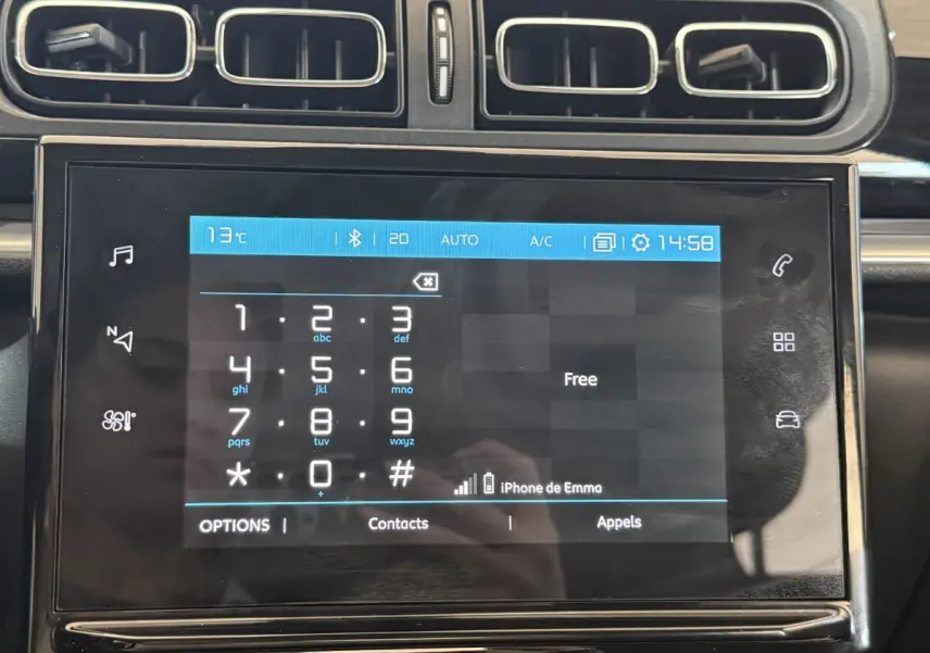 Écran tactile central de la Citroën C3 blanche 2021 affichant le clavier téléphonique et les commandes multimédia.