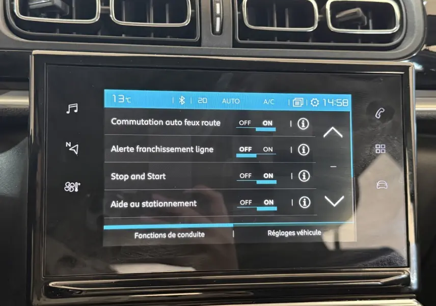 Écran tactile central affichant les réglages d’aide à la conduite dans l’habitacle d’une Citroën C3 blanche.