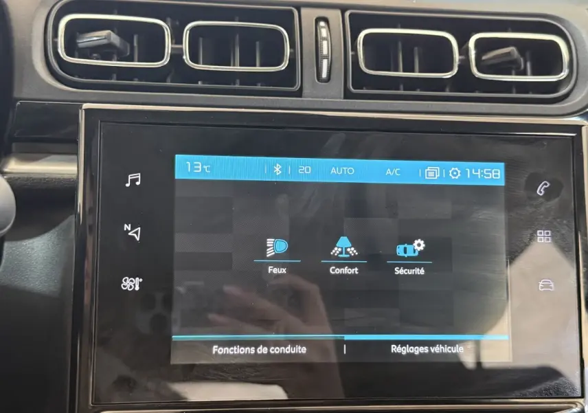 Écran tactile central de la Citroën C3 blanc, affichant les réglages Feux, Confort et Sécurité.