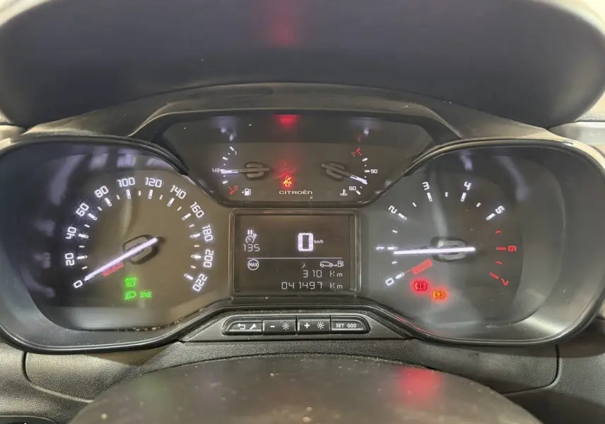 Tableau de bord de Citroën C3 blanc 2021, vue frontale sur les compteurs numériques et analogiques.