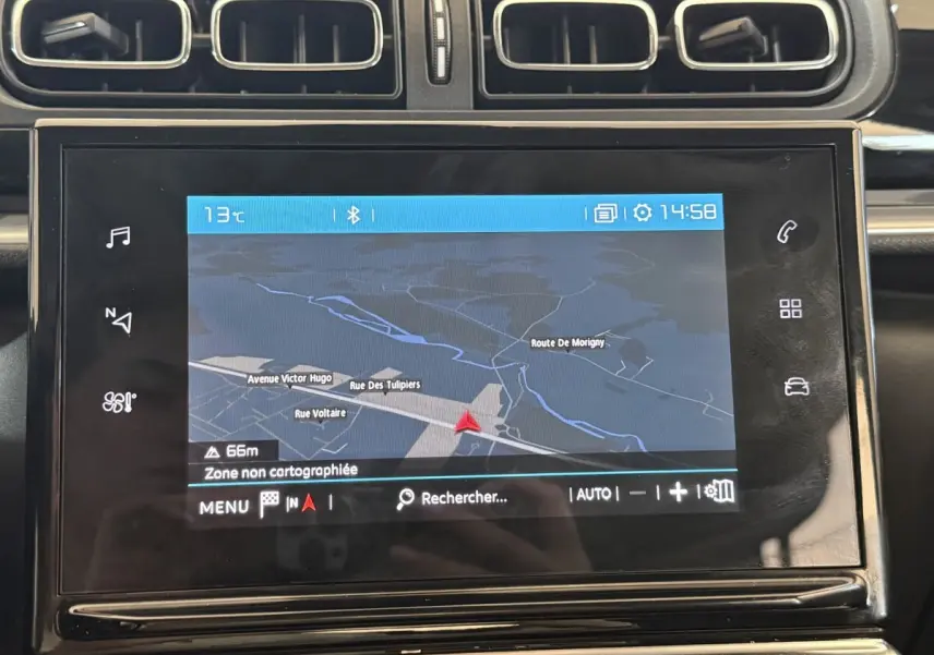 Écran tactile 7 pouces du système de navigation de la Citroën C3 blanche, vue rapprochée du tableau de bord.