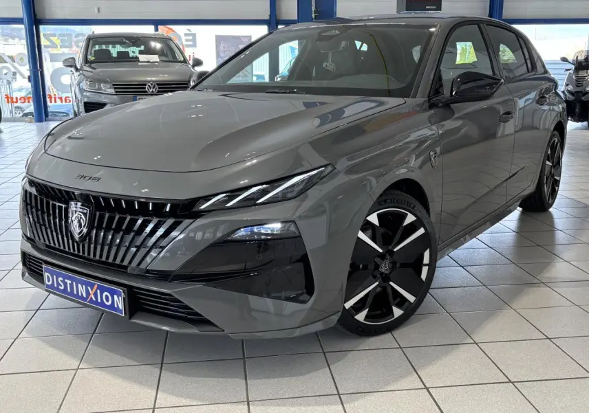 Peugeot 308 gris selenium vue 3/4 avant droit avec calandre noire brillante et jantes alliage bi-ton.