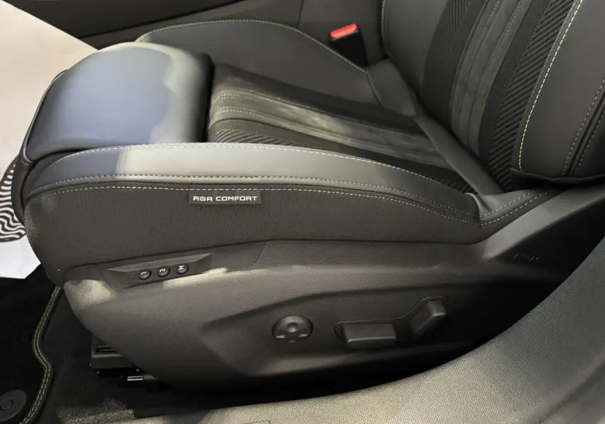 Gros plan sur siège conducteur noir Alcantara avec surpiqûres vert Adamite dans Peugeot 308 gris Selenium.