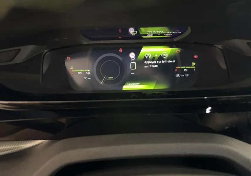 Vue rapprochée du combiné numérique 3D du tableau de bord Peugeot 308 hybride affichant des instructions de démarrage.
