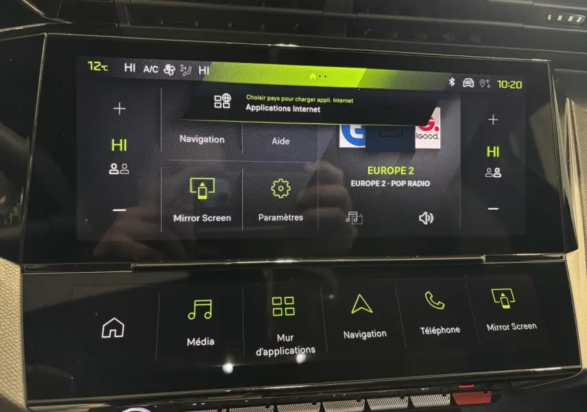 Vue rapprochée de l’écran tactile central du Peugeot 308 gris Selenium, affichant les options multimédia et navigation.